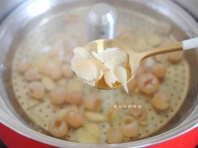 盖上锅的盖子大火煮沸后转小火煮15分钟。