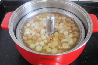 此时捞出来看一看，发现百合变得半透明就可以进行下一步了，要是使用鲜百合，那就直接把所有材料一起倒入锅里熬煮哦~