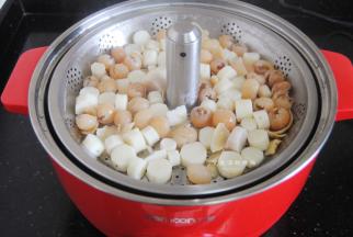 倒入山药块继续熬煮15分钟，看到山药块轻易扎穿即可。孩子喜欢吃里面的山药，每次煮完都会给孩子捞出来吃，我用的是万慕智能升降火锅，轻轻一按就可以把山药挑出，实在方便。