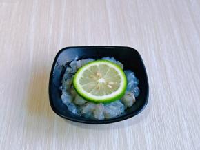 鲜虾去皮，去虾线。切碎，放入器具中，加入少许盐抓拌均匀，挤入几滴柠檬汁，再上面放一片柠檬，腌制10分钟。