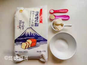 准备所有的材料，我用的是猪油，图中那一碟白色的就是猪油。