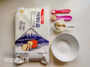 准备所有的材料，我用的是猪油，图中那一碟白色的就是猪油。