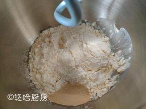 除猪油、盐外的所有材料放入搅拌缸中，用厨师机搅打成团。