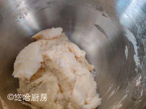面团起筋的时候放入猪油和盐，继续搅打。