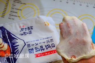 一直打至面团能拉出薄膜为止。这款面粉很容易拉出手套膜，我打的面团有点渣，哈哈哈。