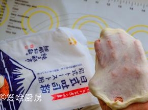 一直打至面团能拉出薄膜为止。这款面粉很容易拉出手套膜，我打的面团有点渣，哈哈哈。