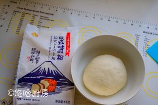 面团收圆放在干净的容器中，室温下进行第一次发酵。