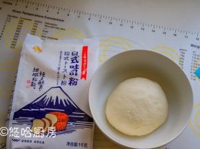面团收圆放在干净的容器中，室温下进行第一次发酵。