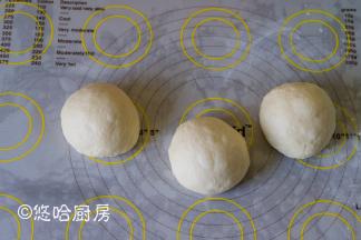 取出面团稍微按压排气，分成均等的3份，滚圆后盖保鲜膜松弛15分钟。