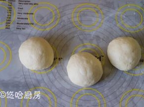 取出面团稍微按压排气，分成均等的3份，滚圆后盖保鲜膜松弛15分钟。