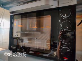 发酵到位的面团放入已预热到位的烤箱下层，烤箱温度为上管170度、下管190度，烘烤35分钟。烘烤10分钟后，若面团表面已上色，可以加盖锡纸，避免上色过深。