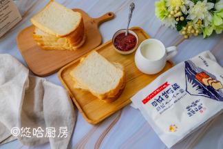 烘烤后的吐司放网架放凉，待彻底放凉后再切片即可。