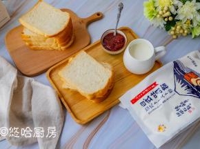 烘烤后的吐司放网架放凉，待彻底放凉后再切片即可。