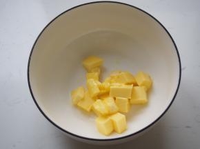 黄油切成小块，室温软化