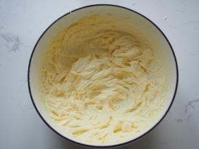 加入细砂糖，用打蛋器略微打发