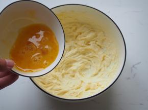 加入蛋液，打发均匀