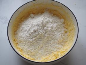 筛入低筋面粉，用刮刀切拌成面团