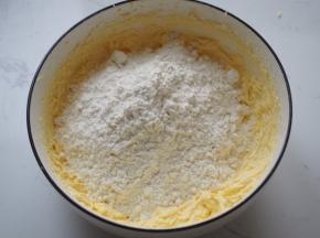 筛入低筋面粉，用刮刀切拌成面团