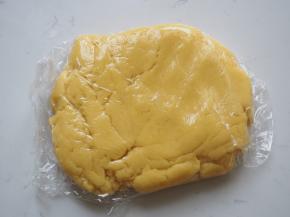 包上保鲜膜，放入冰箱冷藏半小时