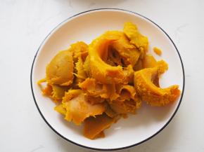 南瓜去瓤后蒸熟，将南瓜肉挖出来，可以一次多蒸一些，直接吃也是蛮好吃的哦