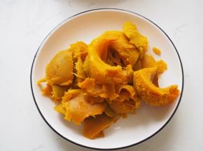 南瓜去瓤后蒸熟，将南瓜肉挖出来，可以一次多蒸一些，直接吃也是蛮好吃的哦