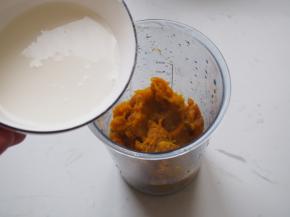 将南瓜肉放入料理杯中，加入牛奶、淡奶油、鸡蛋和低筋面粉，打成细腻的南瓜泥