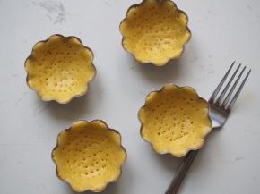 用叉子扎上小眼，放入170度的烤箱中烘烤15分钟