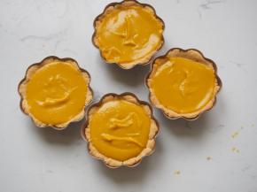 将南瓜泥用小勺舀入挞皮中，继续放入烤箱烘烤20分钟左右