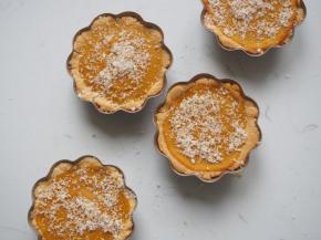 好的南瓜挞表面装饰椰蓉和蓝莓，也可以根据自己的喜好进行装饰