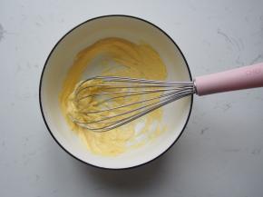 黄油切成小块，室温软化