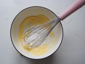 加入细砂糖，用打蛋器略微打发一下