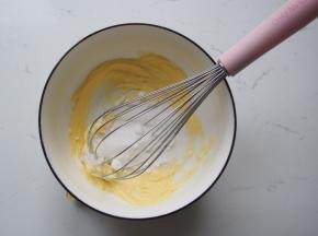 加入细砂糖，用打蛋器略微打发一下