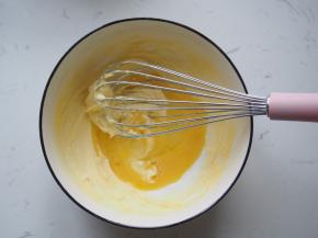 分两次加入蛋液，每次都用打蛋器搅拌均匀