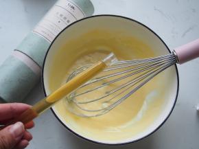 加入蜂蜜，用打蛋器搅打均匀