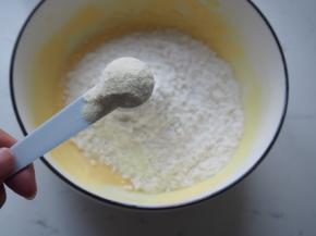 将奶粉放入，用刮刀稍微切拌一下
