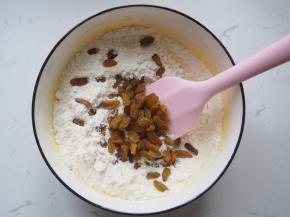 葡萄干提前洗净，用厨房纸吸去水分，放入后用刮刀切拌成为面团