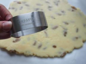 用椭圆形慕斯圈压出形状。如果担心面团偏软不好操作的话，可以放在冰箱中冷藏片刻