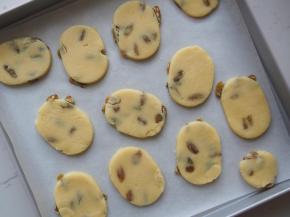 将饼干胚转移到铺了油纸的烤盘中