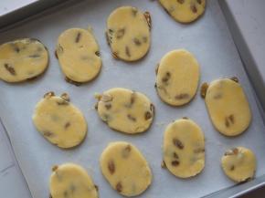 在饼干胚表面刷上一层全蛋液