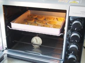 烤箱设置中层上下火160度，烘烤20分钟左右即可