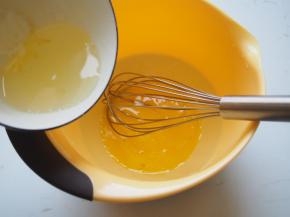 蛋黄和蛋清分离，蛋黄打散后加入融化的黄油，充分搅拌均匀