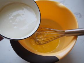 加入酸奶，充分搅拌均匀