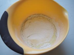 筛入低筋面粉，切拌至无面粉颗粒，盖上保鲜膜放置一旁备用