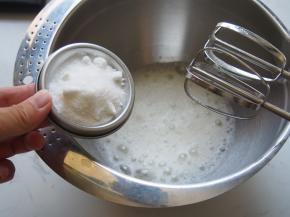 蛋白中加入几滴柠檬汁（不加也可以），打发出鱼眼泡加入三分之一糖