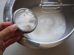 打发出现纹路加第二次糖，继续打发至纹路明显加入第三次糖