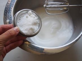 打发出现纹路加第二次糖，继续打发至纹路明显加入第三次糖