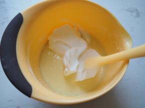 取三分之一的蛋白加入蛋黄糊中，切拌均匀