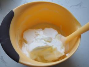 将蛋黄糊倒入剩余的蛋白中，搅拌均匀