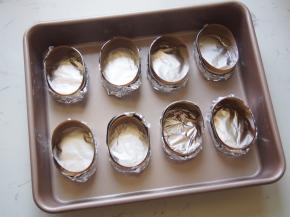 将慕斯圈底部爆包上锡纸，内部围上配套的高温油布，摆放在烤盘中