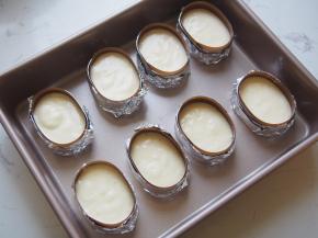 将蛋糕糊倒入模具中，八分满。烤盘中倒入清水，烤箱160度中层上下火，烘烤30分钟左右熟透即可